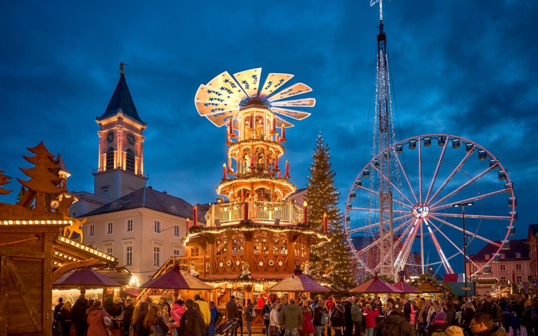 Kerststad Karlsruhe in de schemering met uitzicht op de kerk.