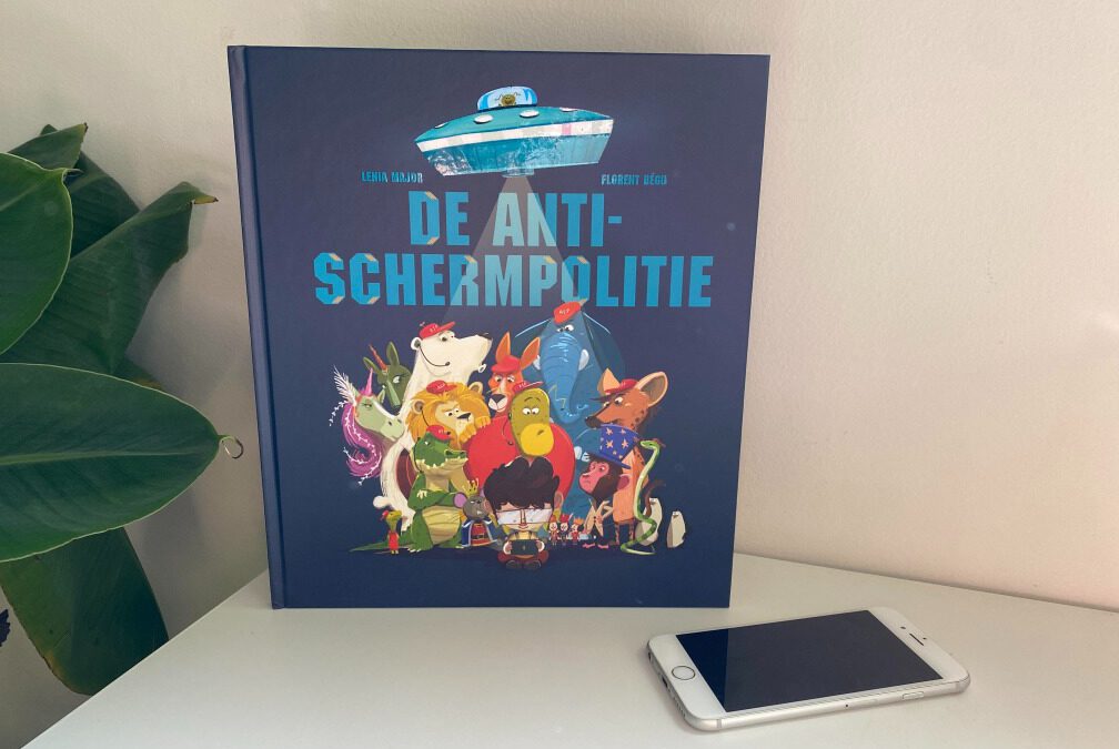 Boek 'de anti-schermpolitie met daarnaast een iPhone en een bananenplant op de achtergrond.