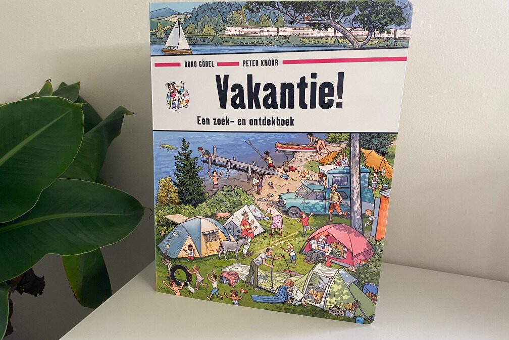 Het boek 'Vakantie!' tegen een witte achtergrond.