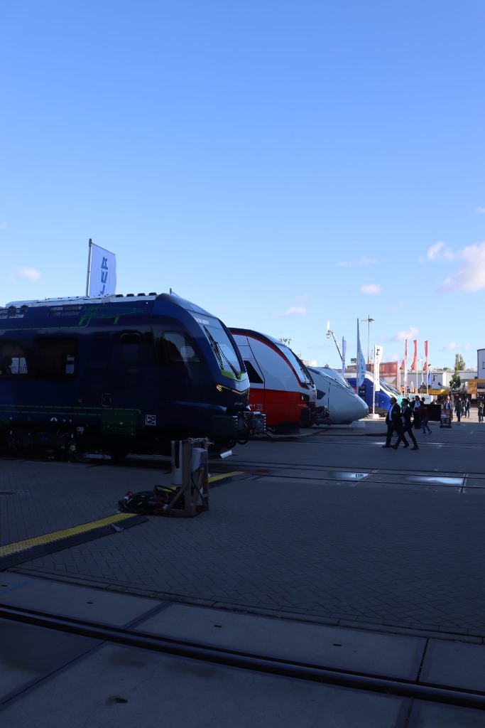 treinen op het terrein buiten bij Innotrans Berlijn.