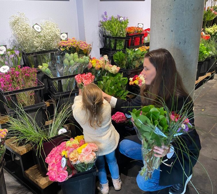 Miranda en Evi zoeken samen mooie bloemen uit.