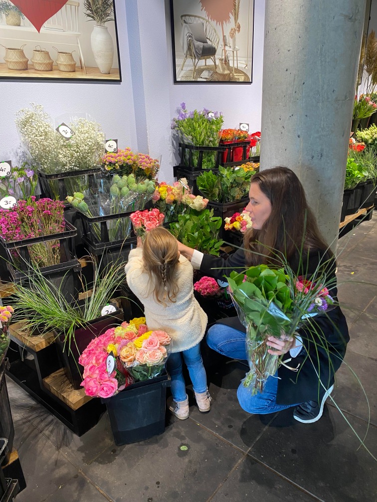 Miranda en Evi zoeken samen mooie bloemen uit.