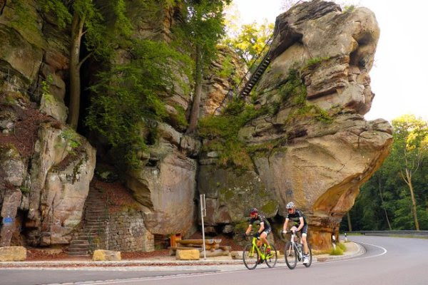 Fietsers op de bekende hoek bij Berdorf in Luxemburg.