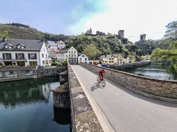 Fietser op een bruf in Luxemburg.