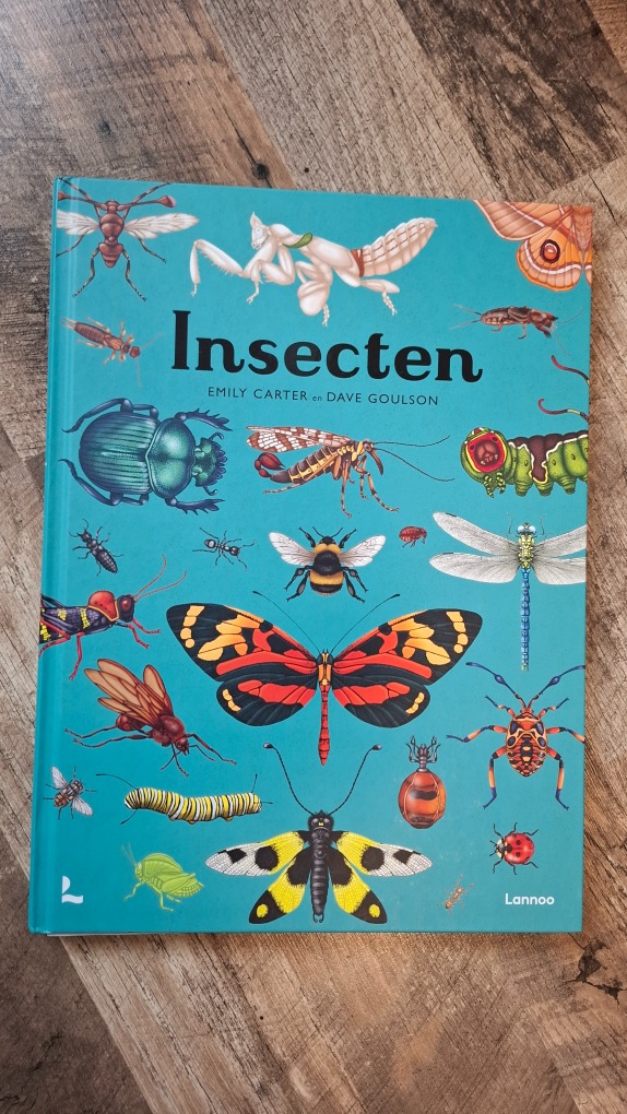 Het boek insecten.